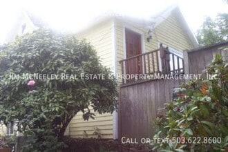 Building Photo - 714 SE Tacoma St