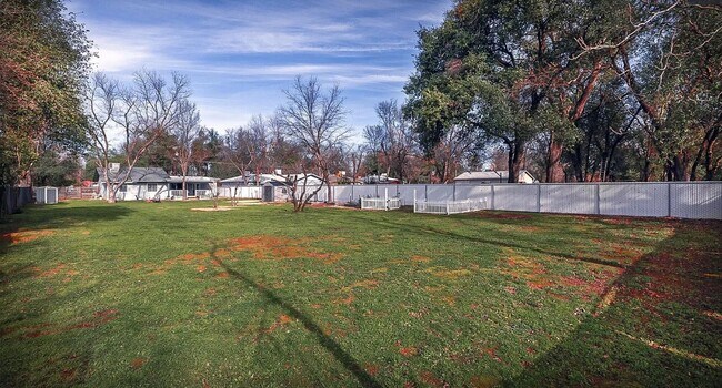 Building Photo - 3 BED 1 BATH COUNTRY SETTING HOME WITH BONUS ROOM