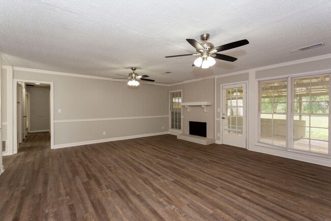 Building Photo - ** 4 bed 2 bath located in Dalraida close ...
