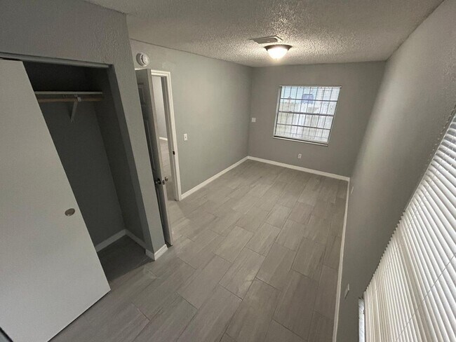 Building Photo - Spacious 5 Bedroom Home forRent in Tampa