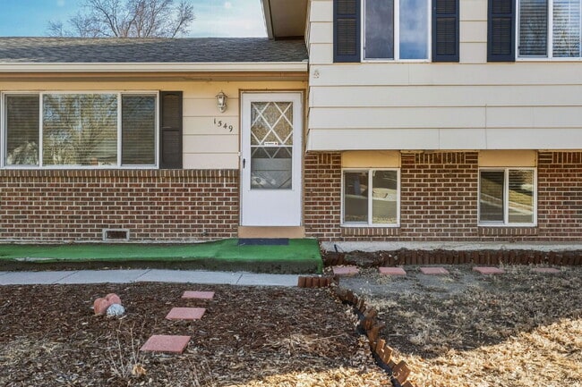 Building Photo - 1549 Sanderson Ave