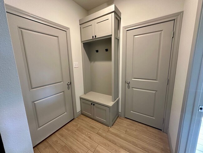 Building Photo - Self Showing - Beautiful 4 Bed 2 Bath - Co...