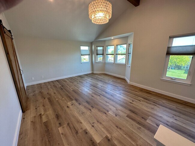 Building Photo - Updated 3 bedroom 2.5 bath with yard