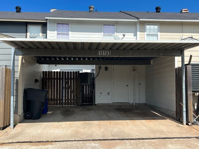 Building Photo - BEAUTIFUL TOWNHOME WITH COMMUNITY POOL AND...