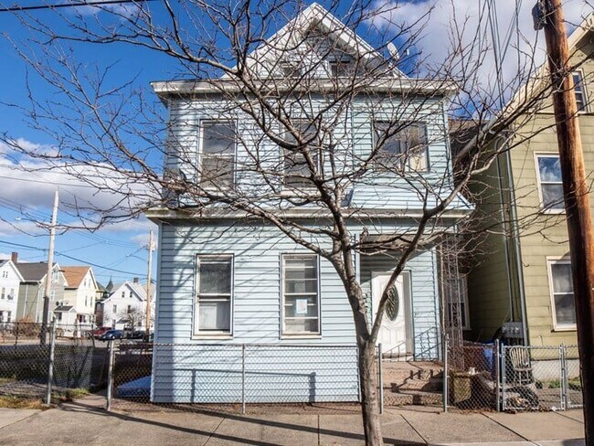 Building Photo - 117 Lloyd St