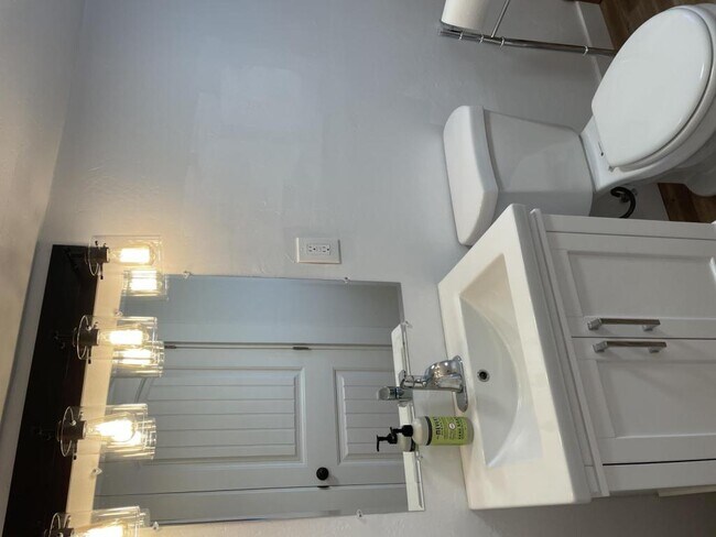 Building Photo - 4037 1/2 National Ave, Upstairs, San Diego, CA 92113