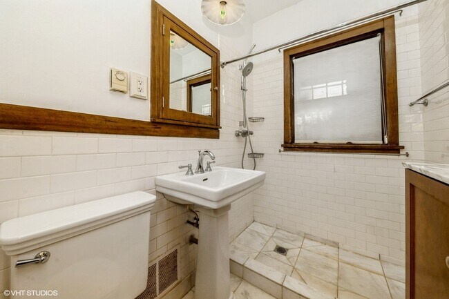 Building Photo - 5656 S Dorchester Ave