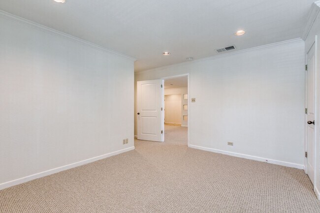 Building Photo - 1 BEDROOM BOUTIQUE APARTMENT