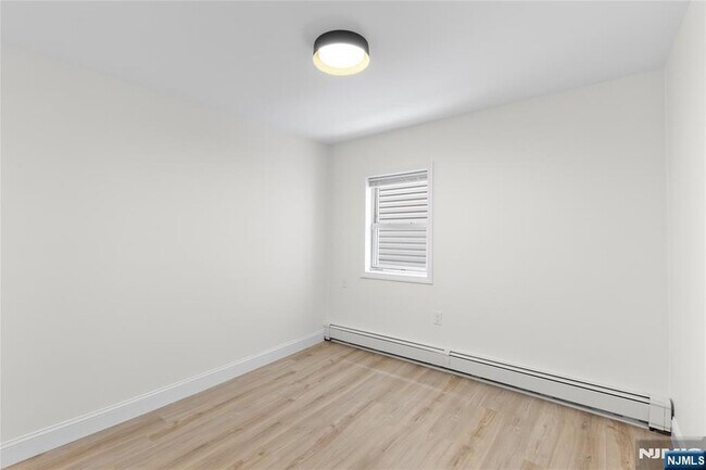 Building Photo - 676 Chestnut St