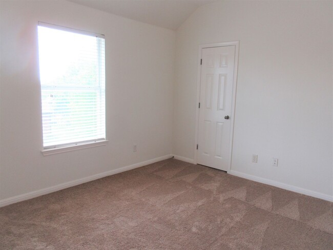 Building Photo - Large 4-bedroom with Office in the Estates...