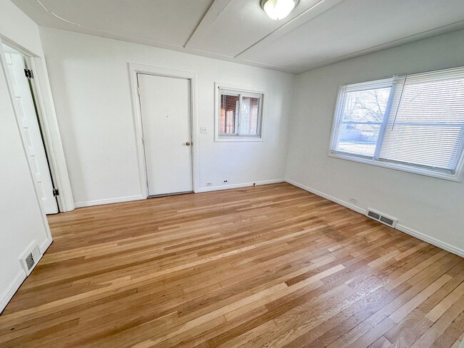 Building Photo - 703 Spencer St NE