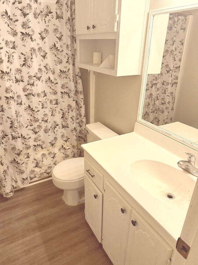 Building Photo - Townhome in Victoria