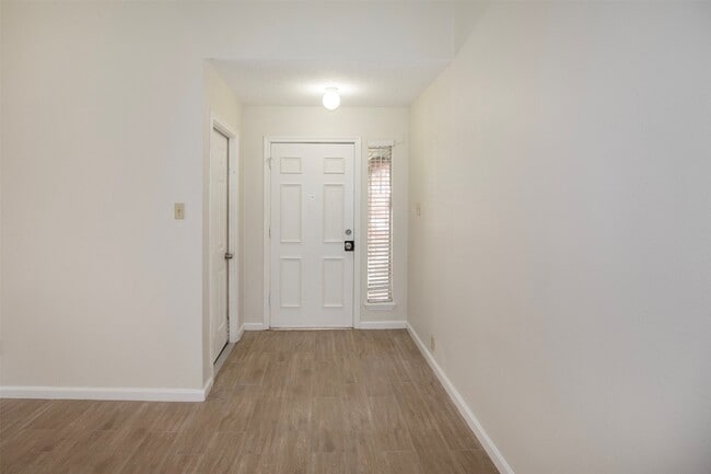 Building Photo - 15106 Silverman St