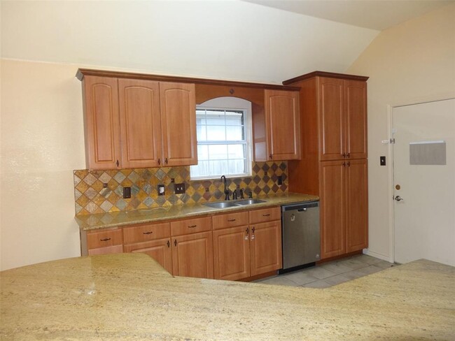 Building Photo - 34602 Lake Side Dr