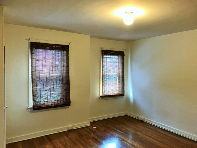 Building Photo - VERY NICELY DONE OAKLAND HOUSE AVAILABLE AUGUST 2026!