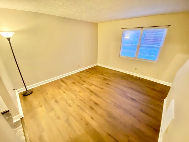 Building Photo - 116 Main St