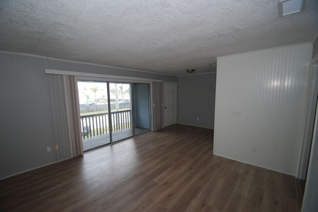 Building Photo - Charming 2 Bedroom close to the beach avai...
