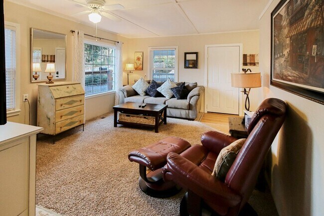 Building Photo - Daisy Creek Cottage: Fully Furnished 2bd/1ba, Fenced Yard, Utility Fee $300