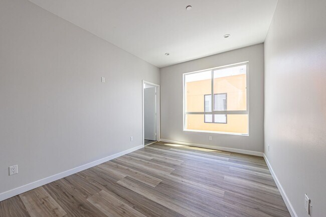 Building Photo - Designer-inspired, tri-level townhome offe...