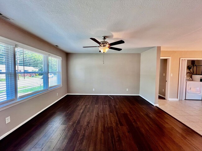 Building Photo - Gorgeous fully renovated 4 bedroom home in...
