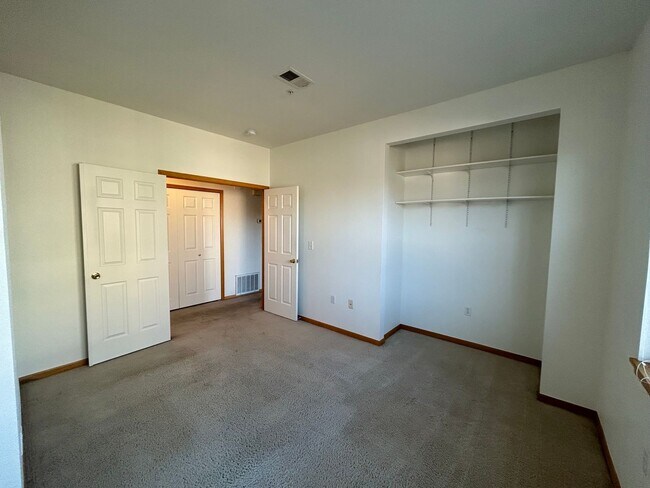 Building Photo - Vaulted Ceilings, Natural Light, and Comfort in Fort Collins Condo
