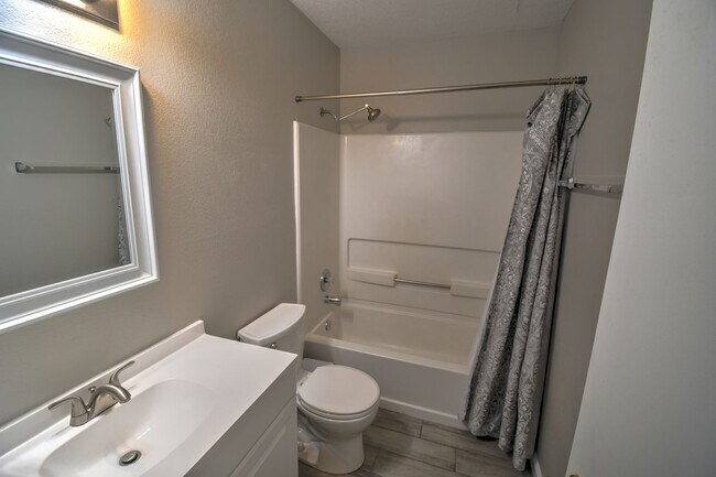 Building Photo - Great 3 Bedroom 2 Bathroom Home !!!!