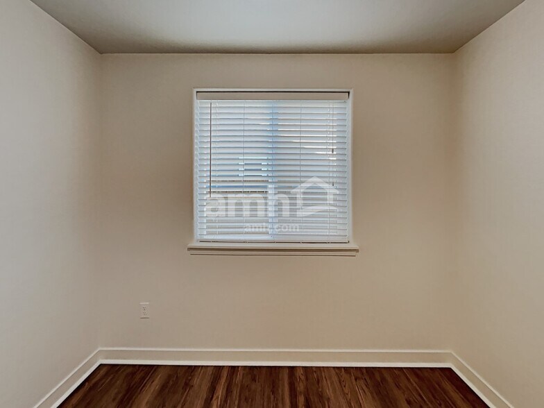 Building Photo - 1215 W Sanetta St