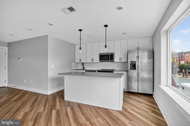 Building Photo - 3965 Lancaster Ave