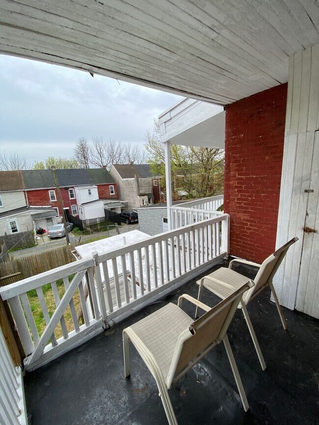 Building Photo - 654.5 Columbia Ave