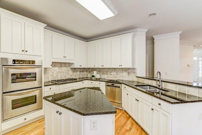 Building Photo - 704 Longleaf Dr NE