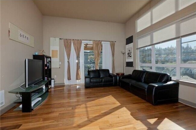 Building Photo - Welcome home to Starpointe at Issaquah Highlands