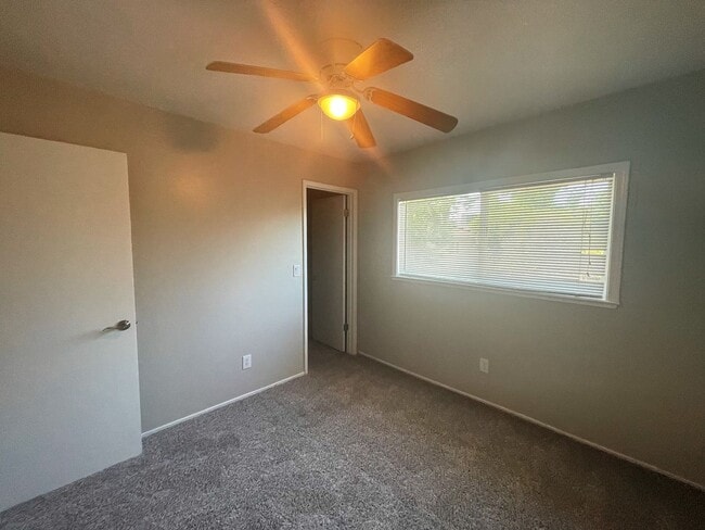 Building Photo - Completely Updated Roseville Townhouse available July 1st
