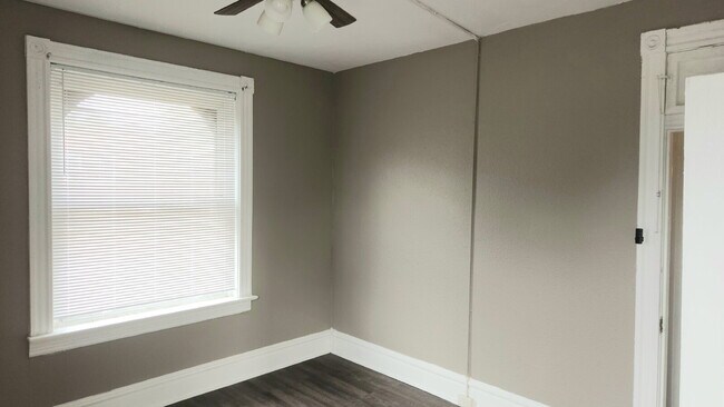 Building Photo - "Charming 3-Bedroom Retreat in the Heart o...