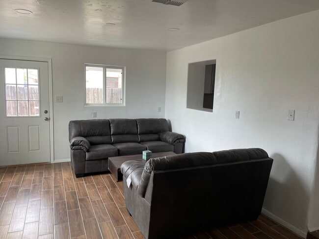 Building Photo - Cozy home with backyard!