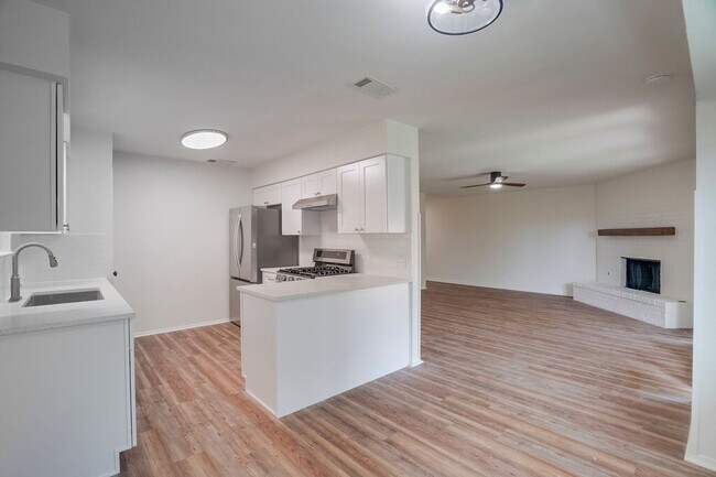Building Photo - 606 Splitrock