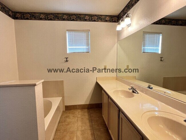 Building Photo - NW Three Bedroom/ 2 1/2 Bath Home