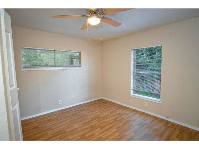 Building Photo - Happy and Convenient Home Near Downtown