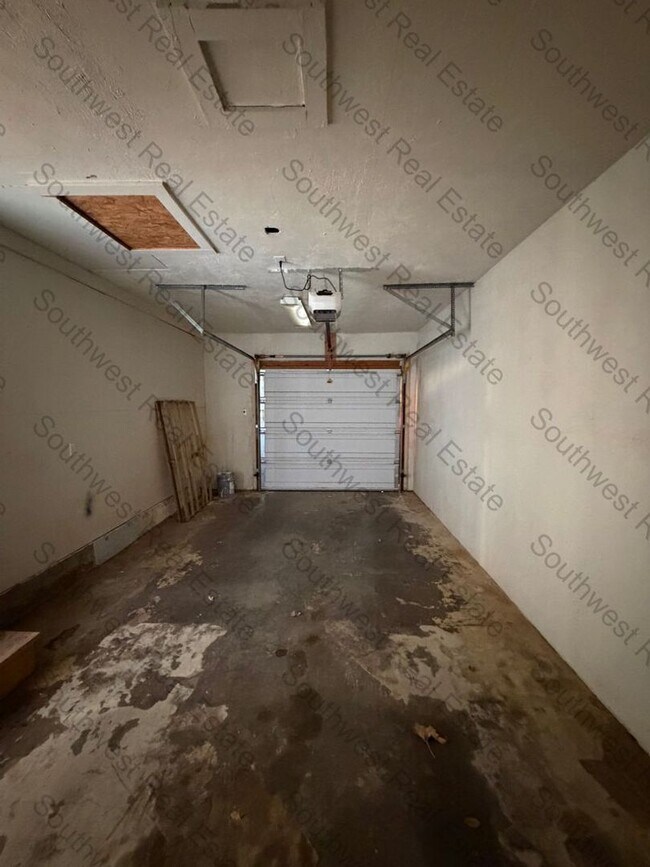 Building Photo - Beautiful- 3 Bedroom 1 bathroom Freshly Painted!