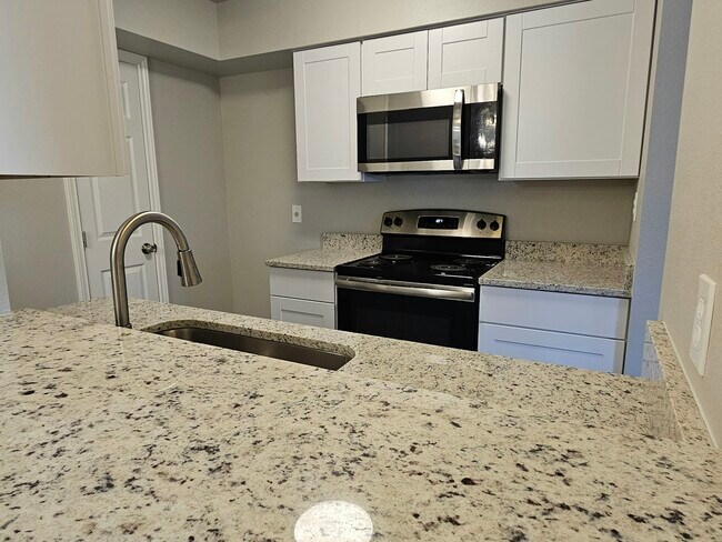 Building Photo - 2811 Woodbury Dr