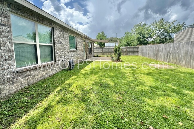 Building Photo - 216 Green Dr