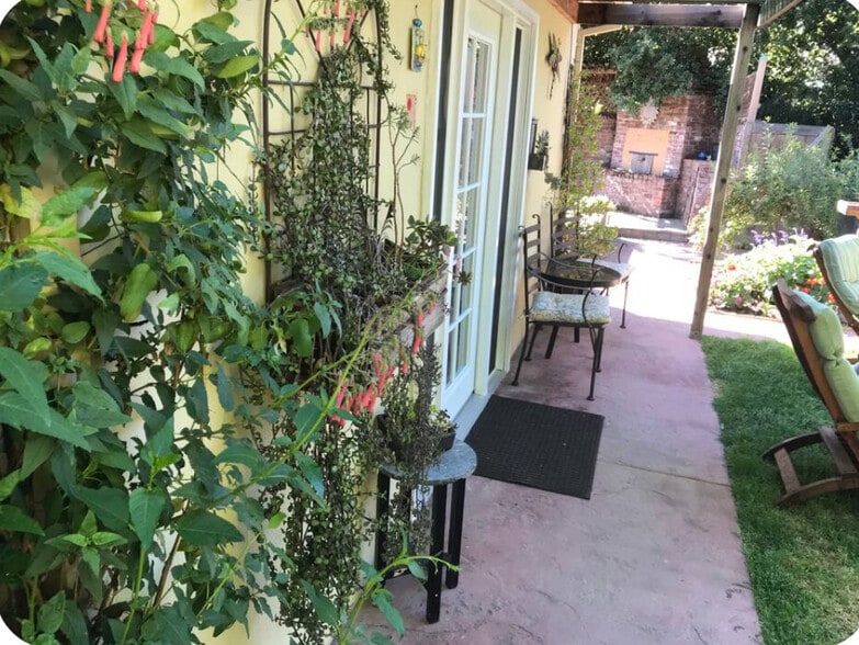 Private patio with cafe table and chairs - 4000 McKinley Blvd