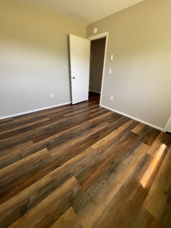 Building Photo - 2555 Valley Dr