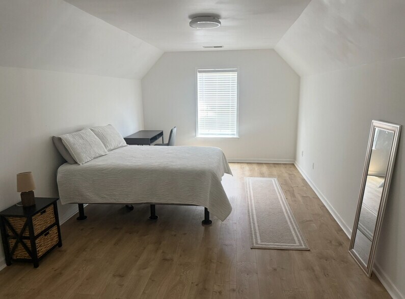 Building Photo - Room in House on Kennesaw Dr