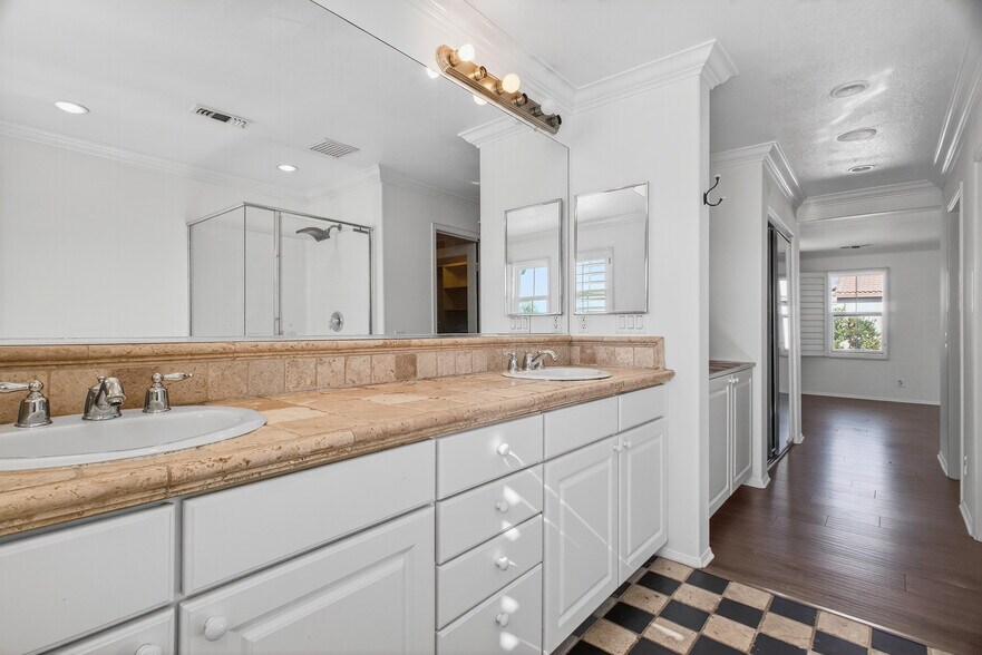 Building Photo - 1757 E Flora St