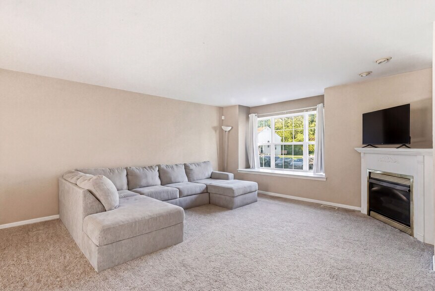 Building Photo - 327 Allens Ln