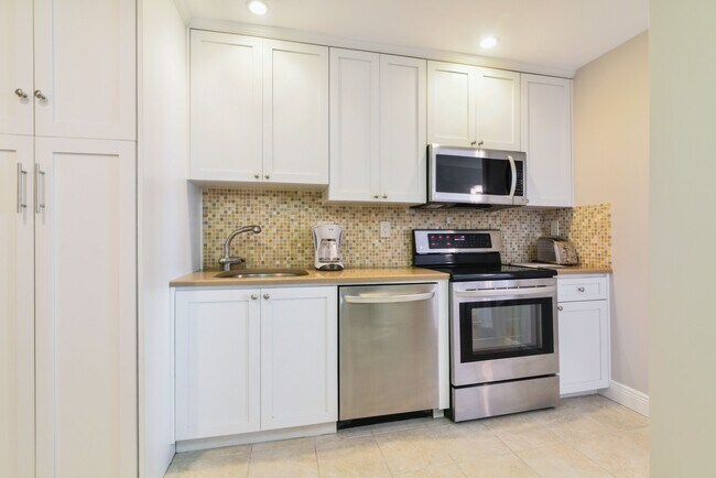Building Photo - 2100 S Ocean Ln