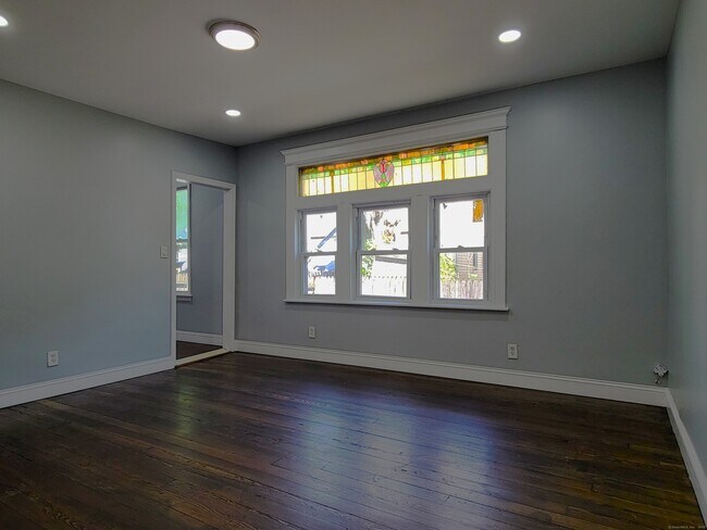 Primary Photo - 125 Smith St