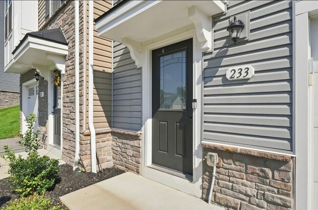 Building Photo - 233 Chesna Dr