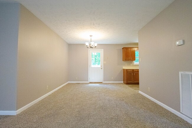 Building Photo - Three Bedroom on Tree Line Lot!