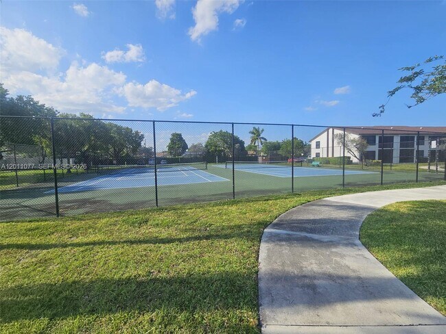 Building Photo - 211 Lake Pointe Dr